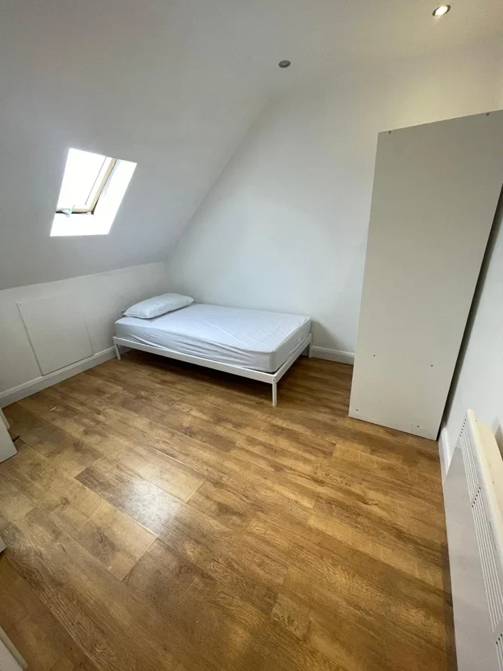 Flat Leeside Crescent in Greater London