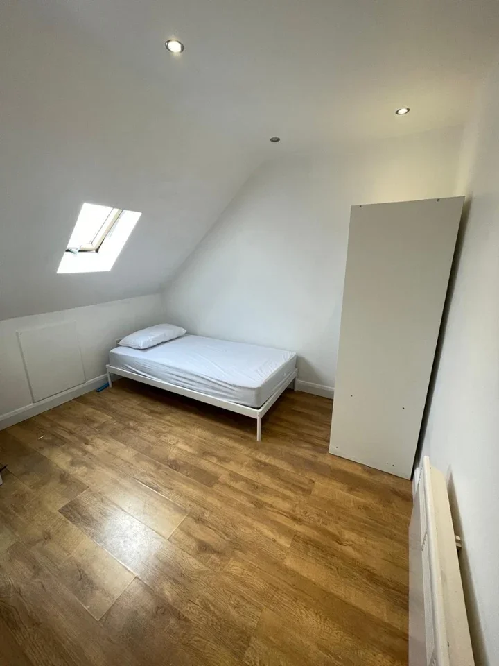 Flat Leeside Crescent in Greater London