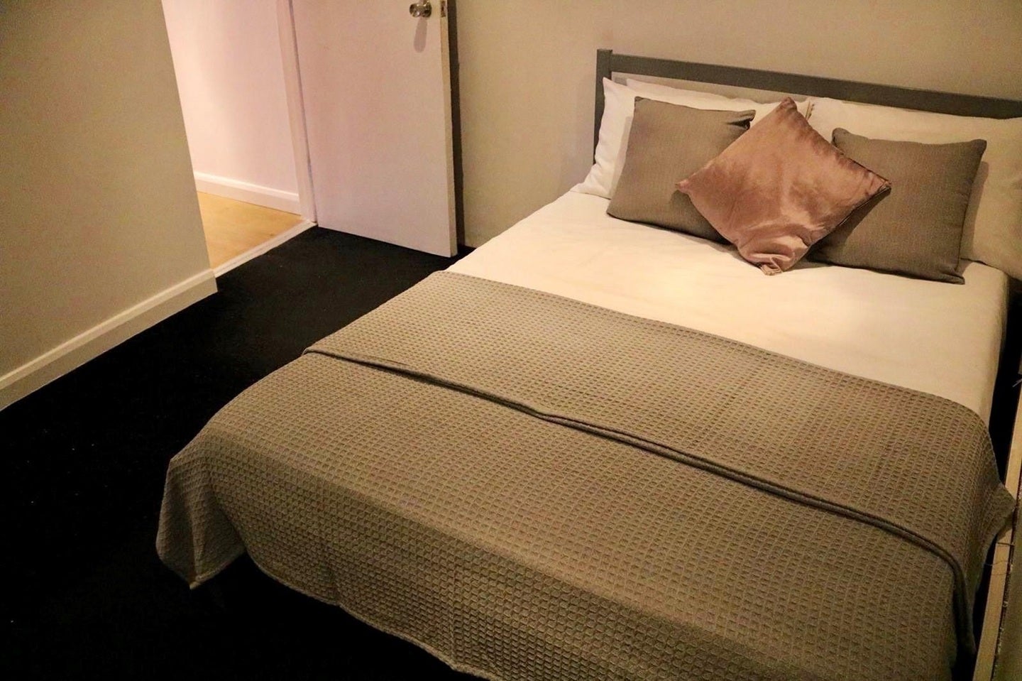 Flat Ravensbury Road in Greater London