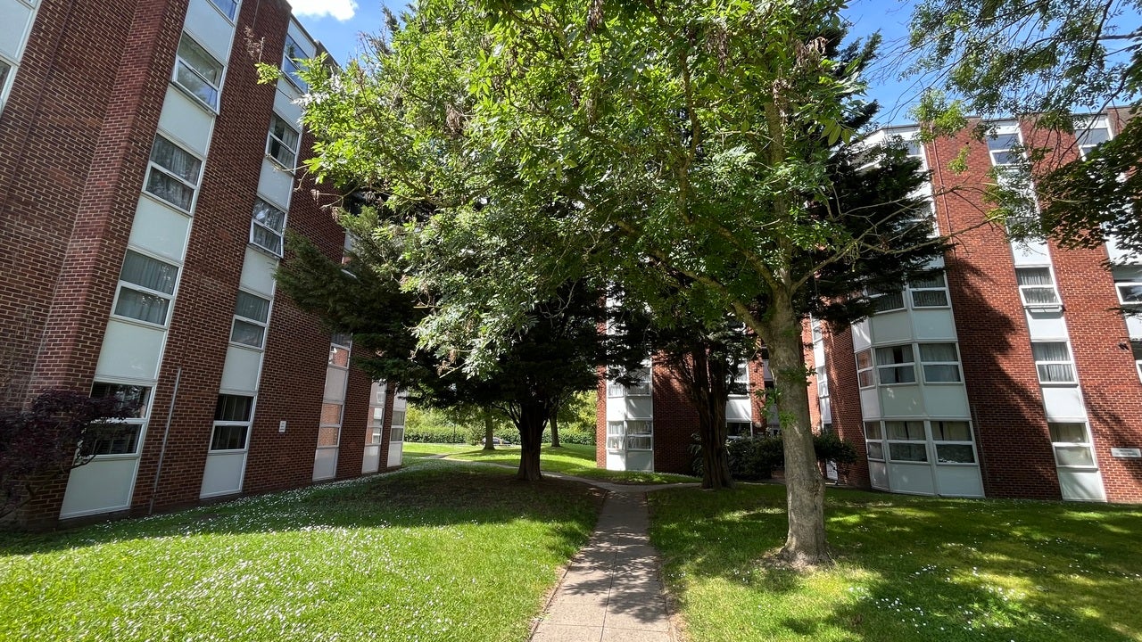 Flat Denham Court Drive in Denham