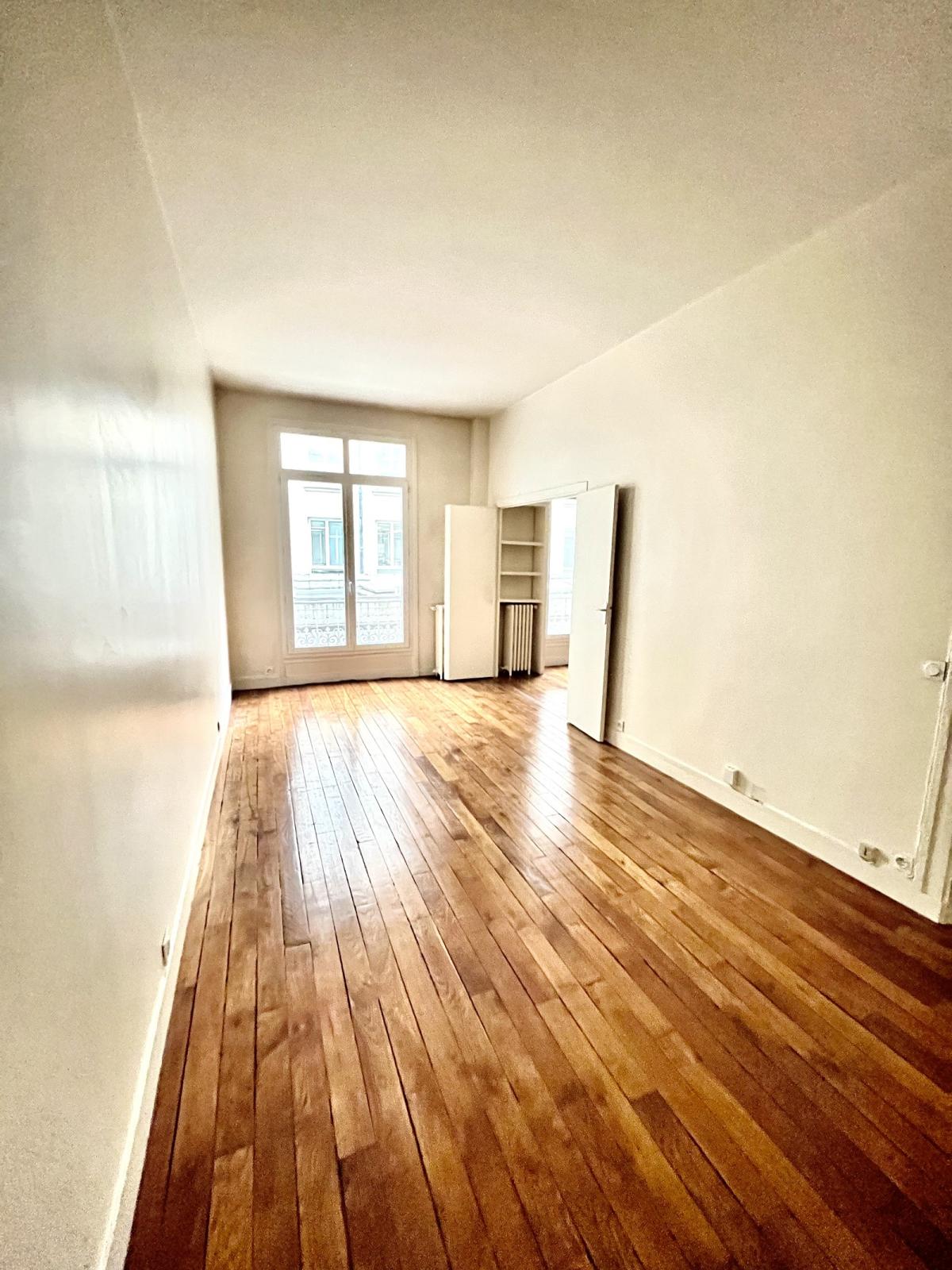 Flat Rue Traversière in Paris