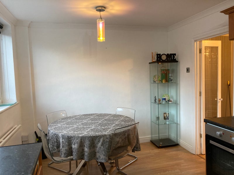 Room Summerland Close in Llandough