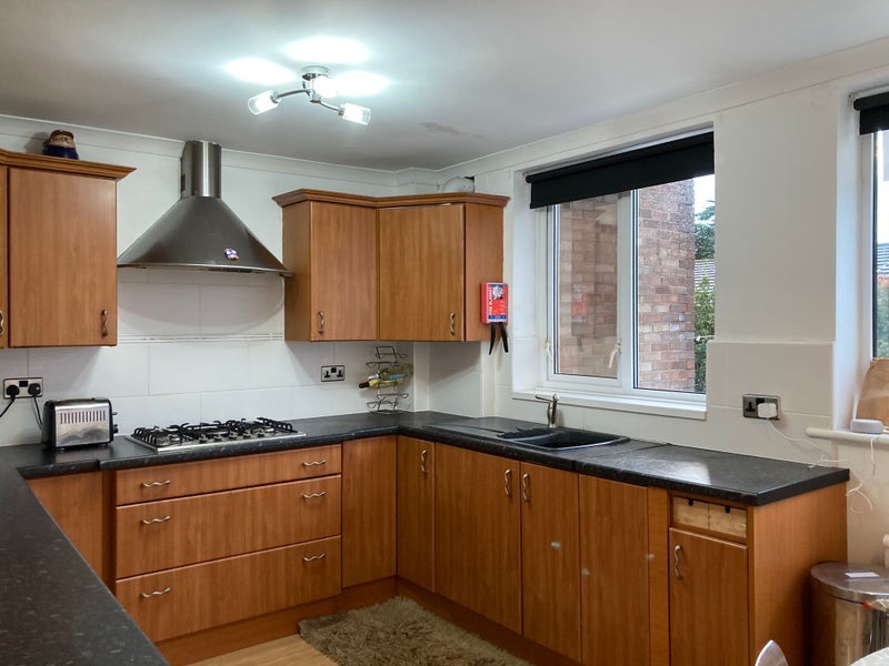 Room Summerland Close in Llandough