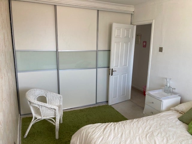 Room Summerland Close in Llandough