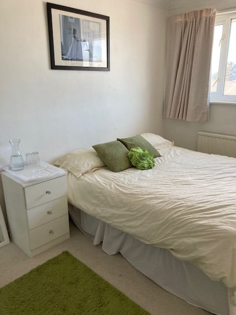 Room Summerland Close in Llandough