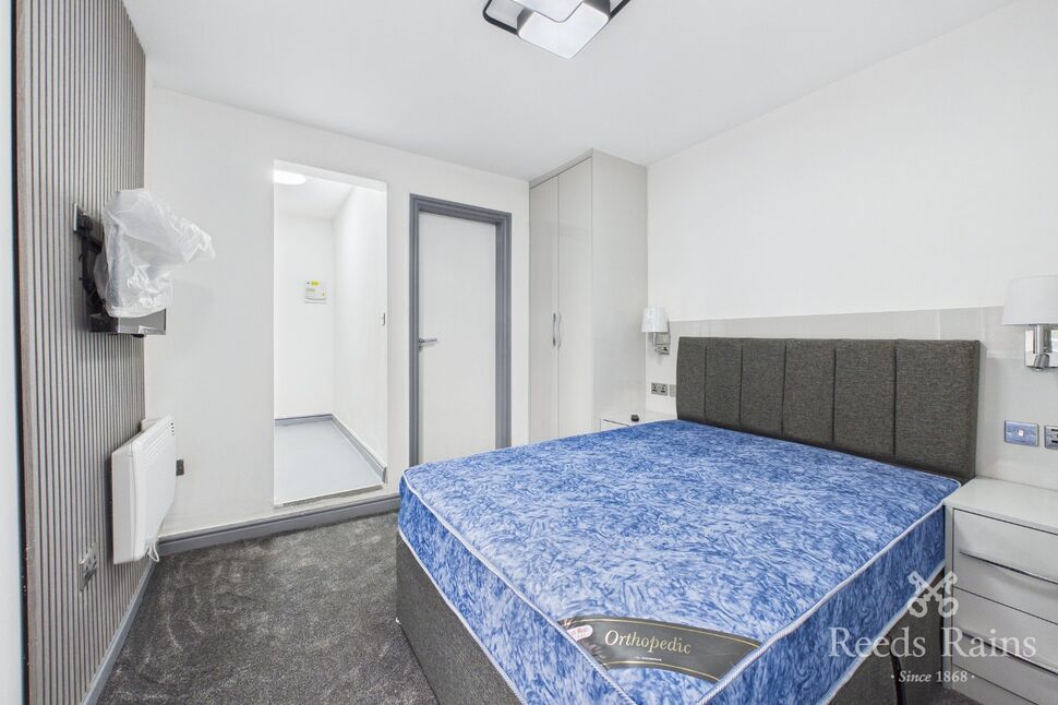 Room Kennerley Road in Bramhall