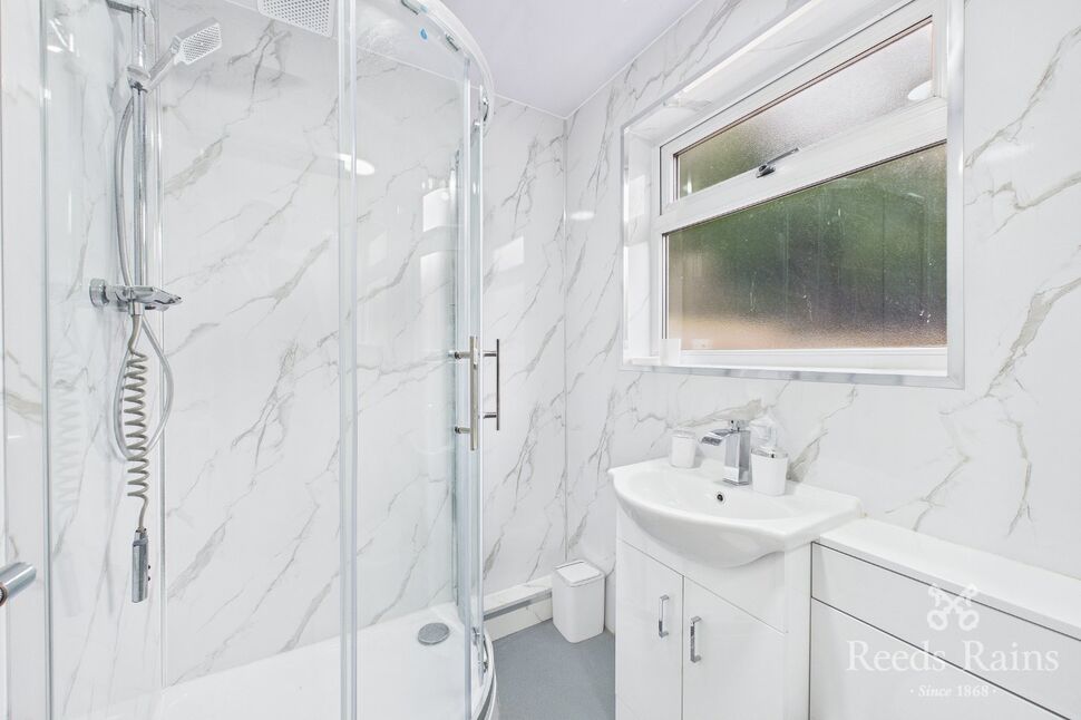 Room Kennerley Road in Bramhall