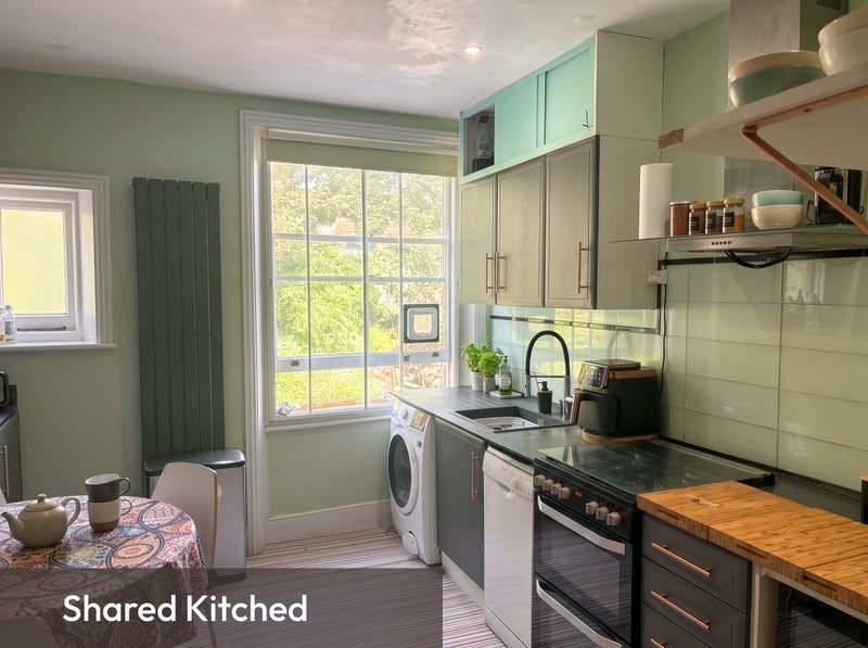Room Rathcoole Gardens in Greater London