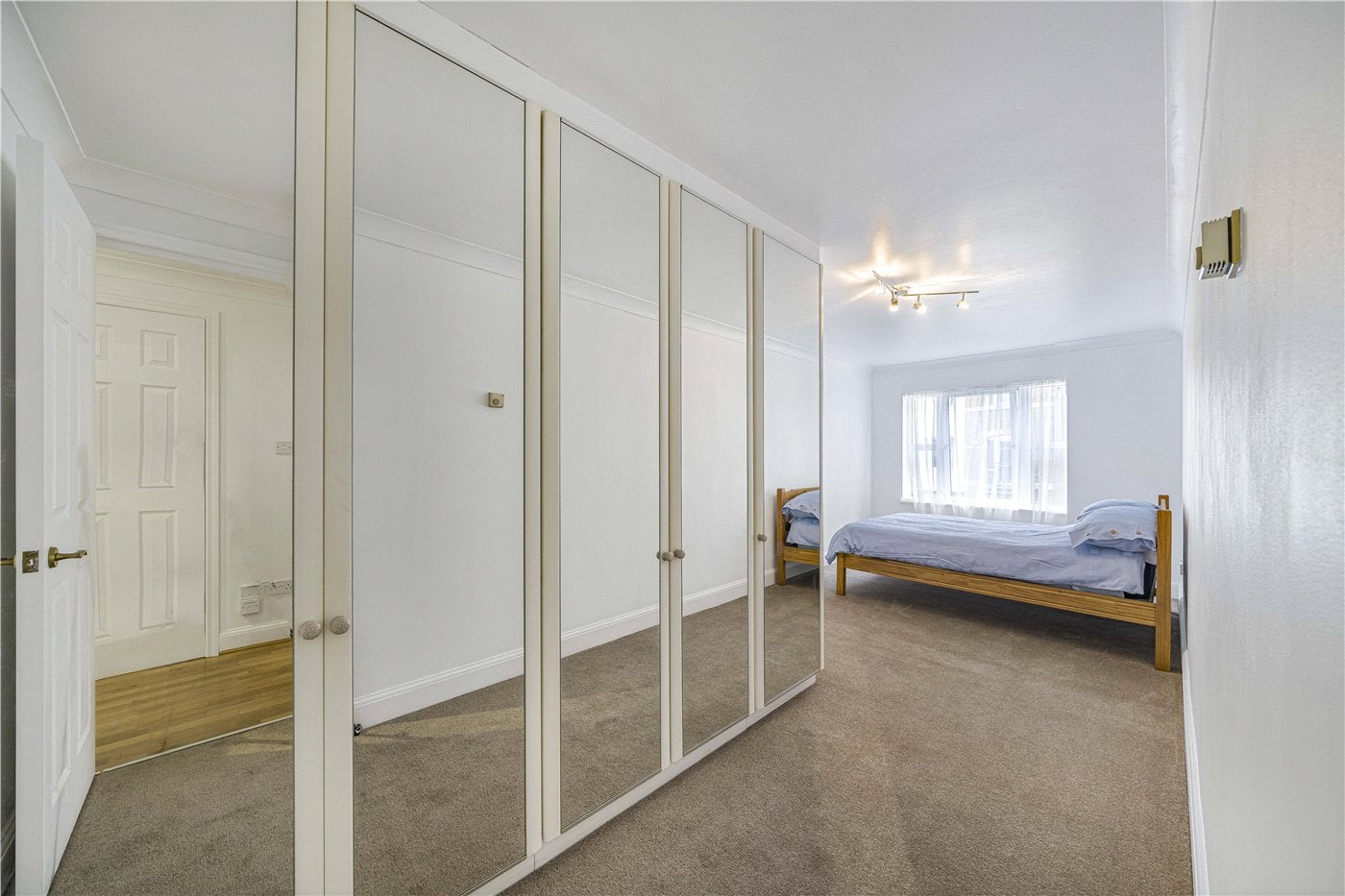 Flat Rotherhithe Street in Greater London