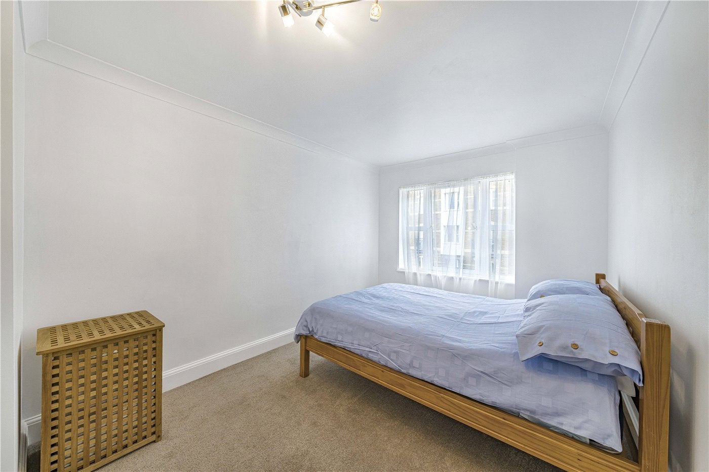 Flat Rotherhithe Street in Greater London