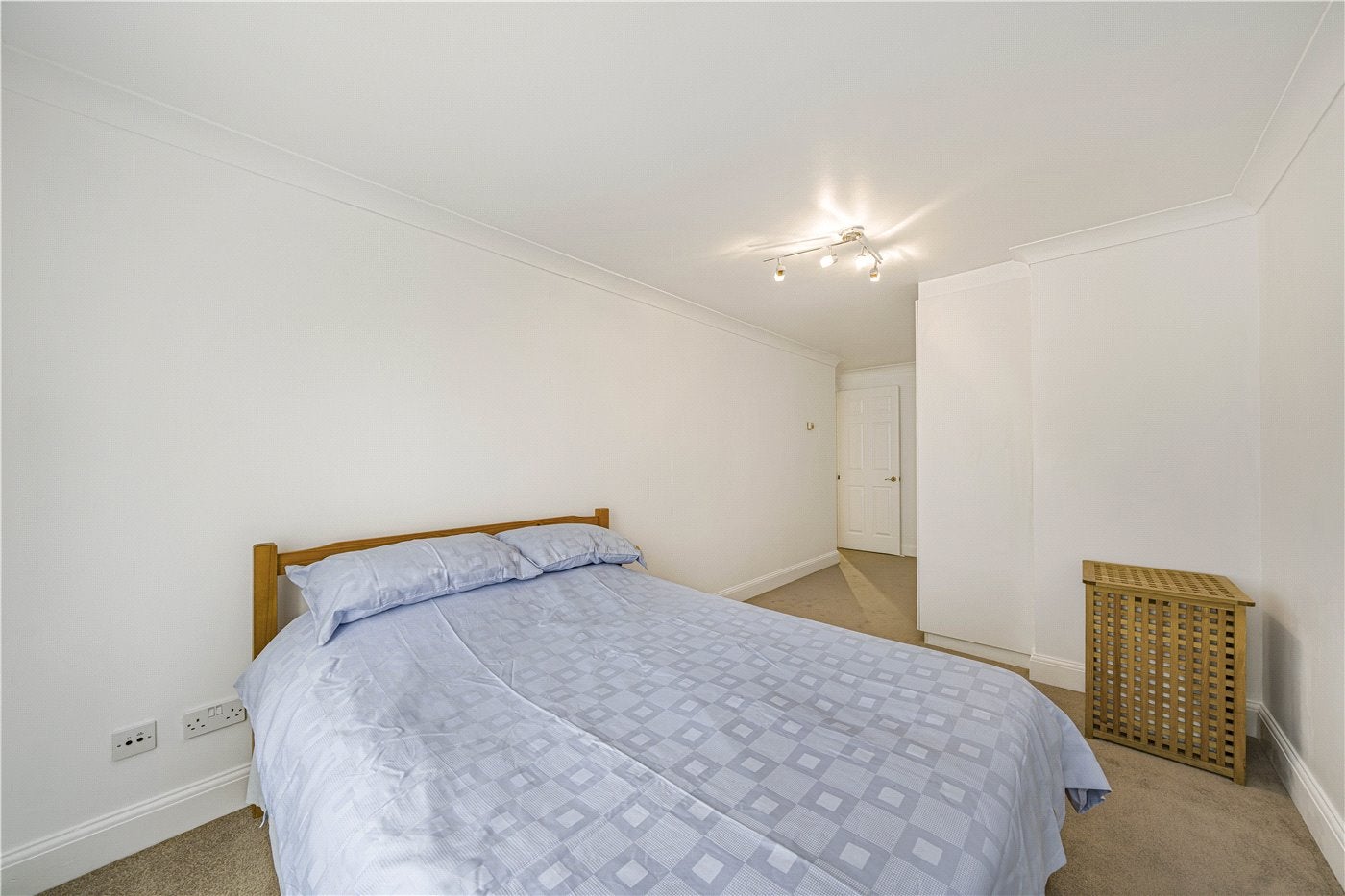 Flat Rotherhithe Street in Greater London