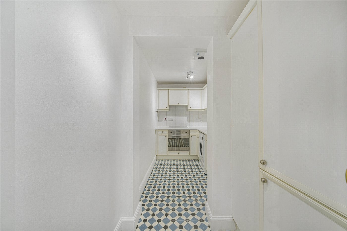 Flat Rotherhithe Street in Greater London