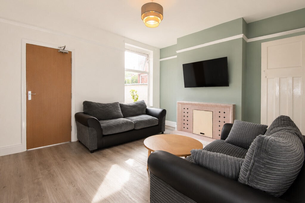 Room Hollis Road in Coventry