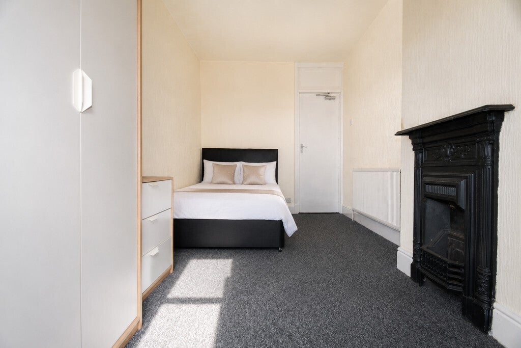 Room Hollis Road in Coventry
