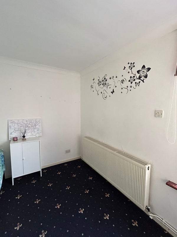 Room Erskine Crescent in Greater London