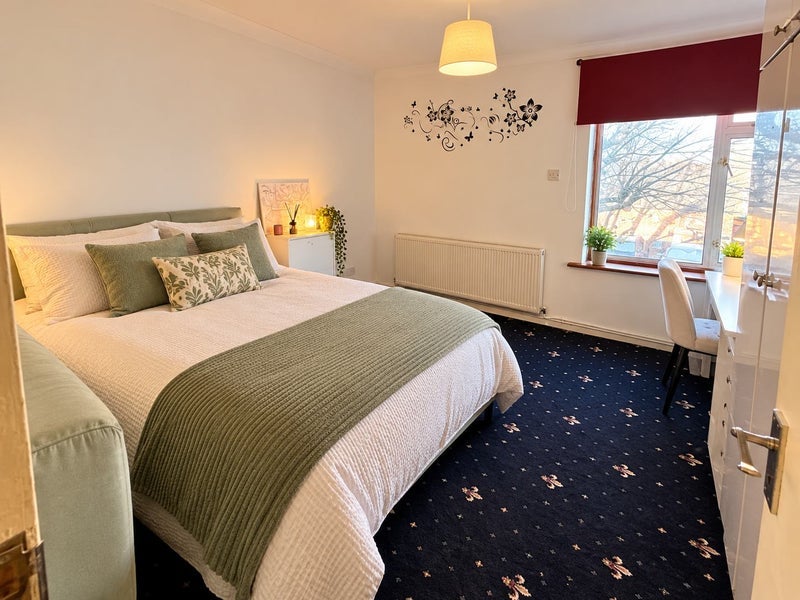 Room Erskine Crescent in Greater London