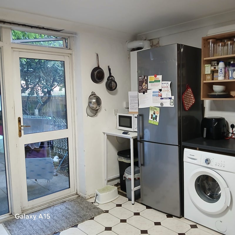 Room Erskine Crescent in Greater London