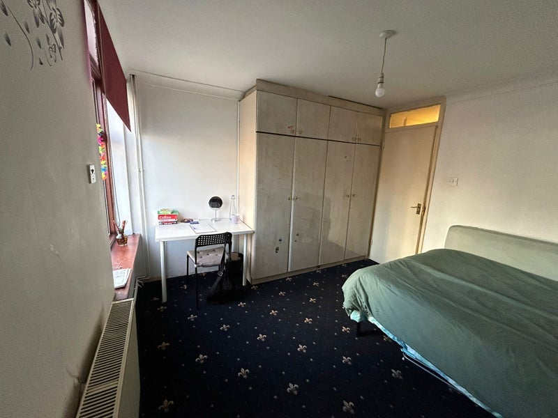 Room Erskine Crescent in Greater London