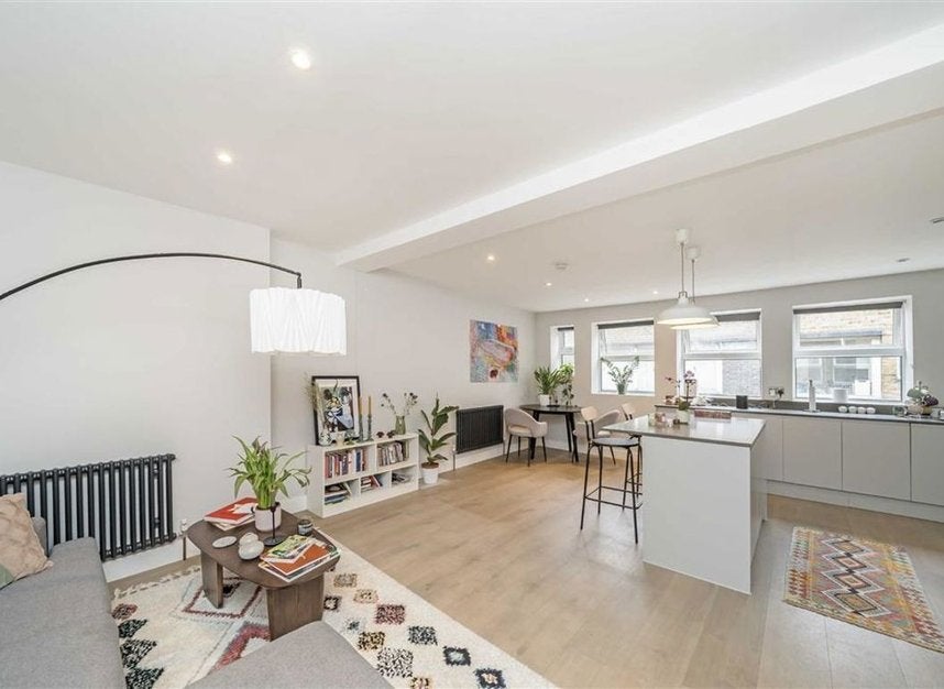 Flat Gatesborough Street in Greater London
