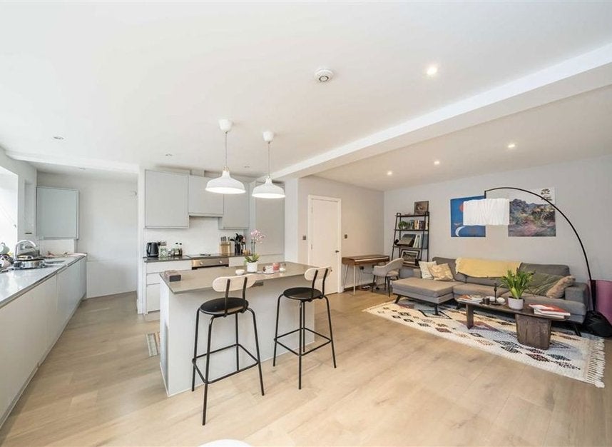 Flat Gatesborough Street in Greater London