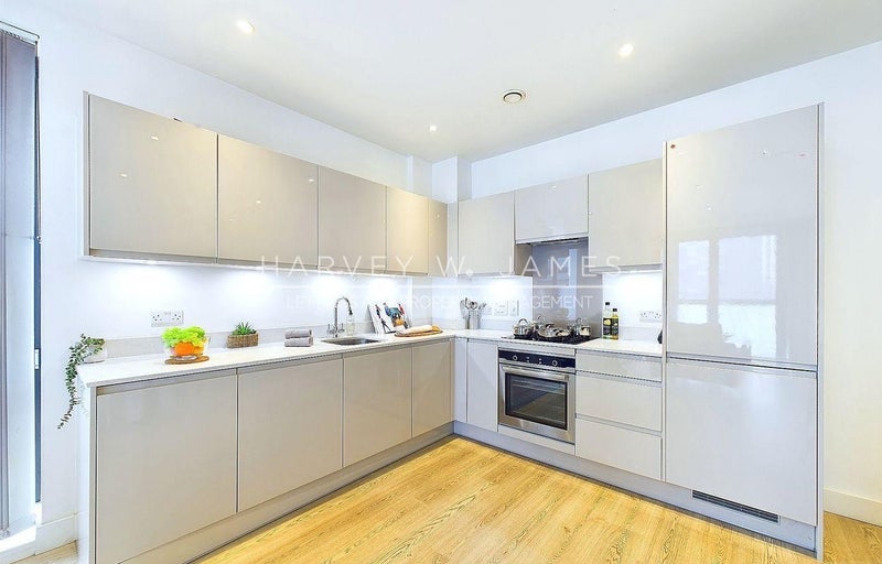 Room Valencia Close in Greater London