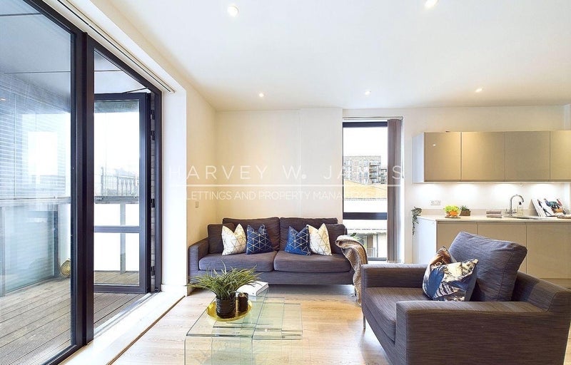 Room Valencia Close in Greater London
