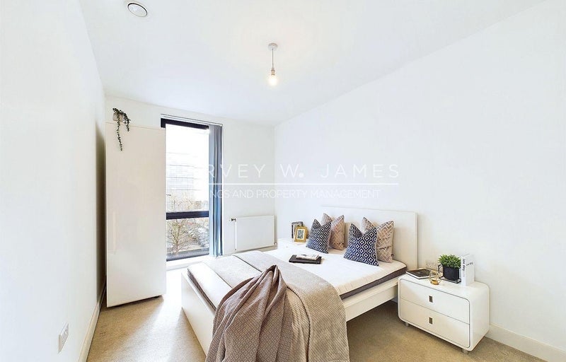Room Valencia Close in Greater London