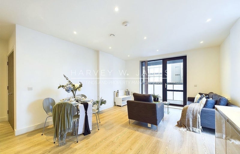 Room Valencia Close in Greater London