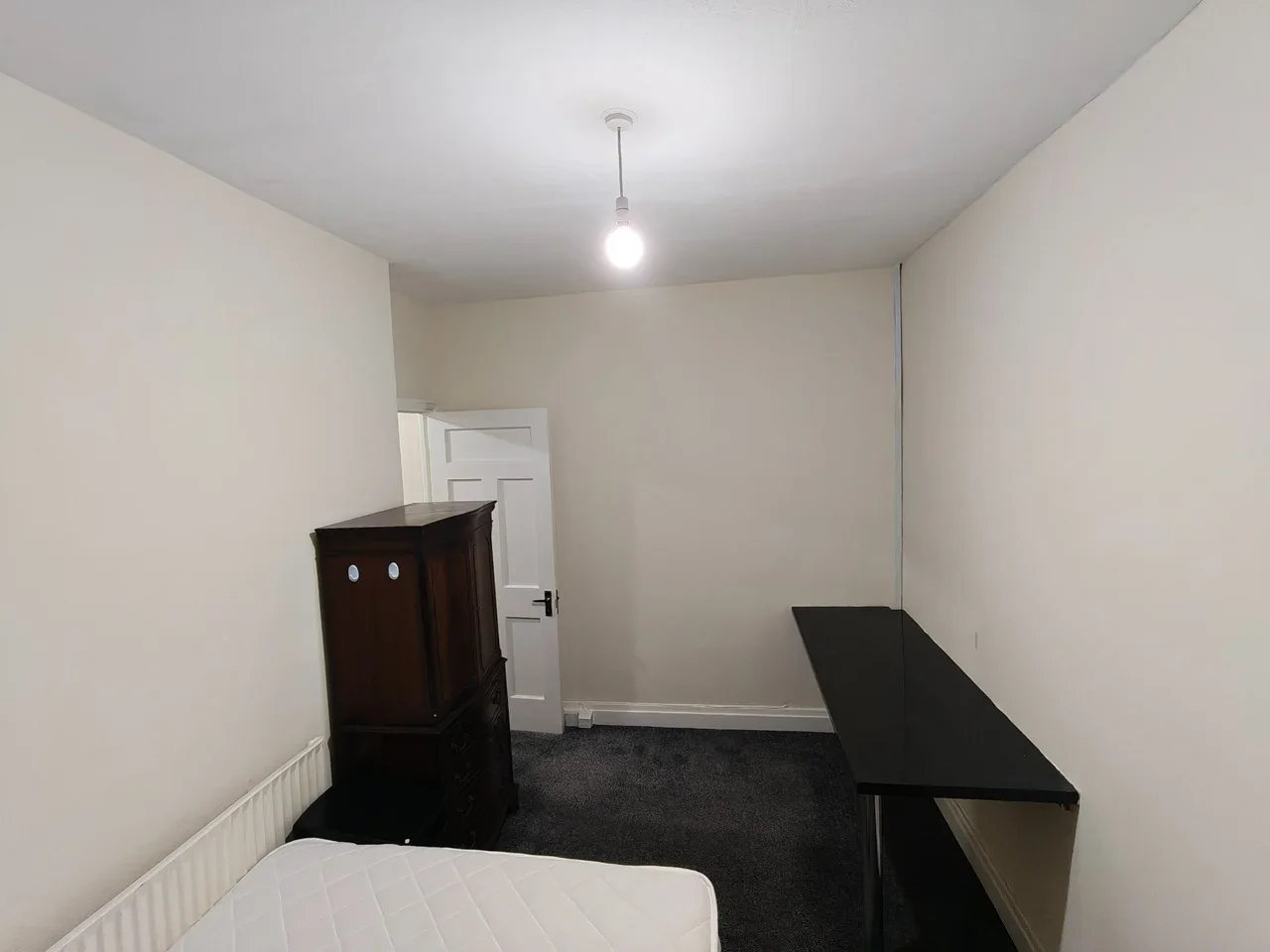 Room Kingston Road in Epsom and Ewell