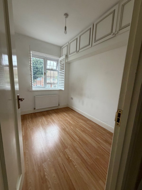 Flat Dunheved Close in Greater London