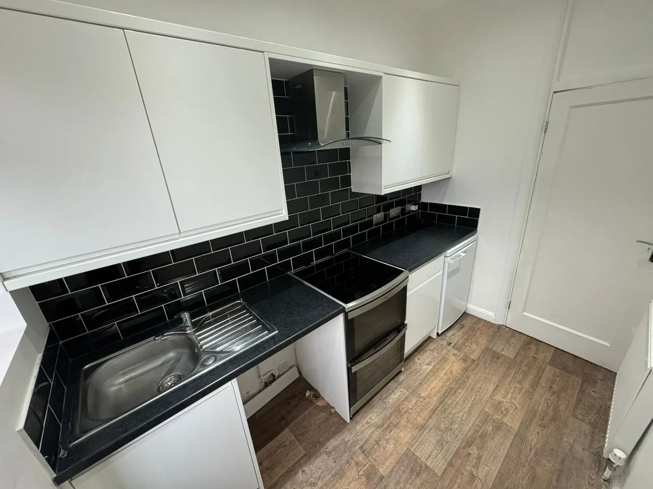 Flat Hale Lane in Greater London