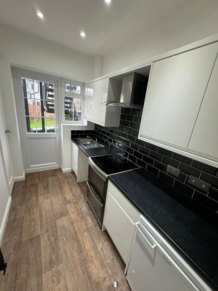 Flat Hale Lane in Greater London