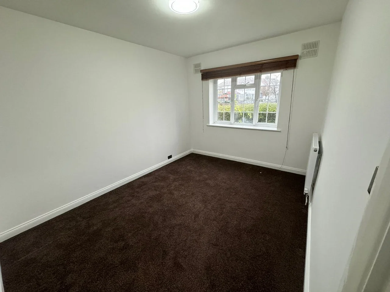 Flat Hale Lane in Greater London