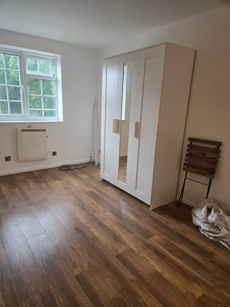 Flat Eagle Drive in Greater London