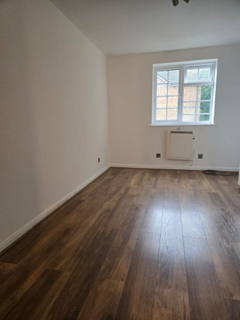 Flat Eagle Drive in Greater London