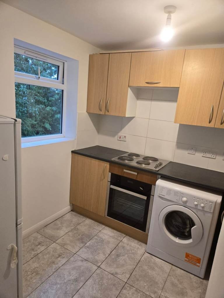 Flat Eagle Drive in Greater London