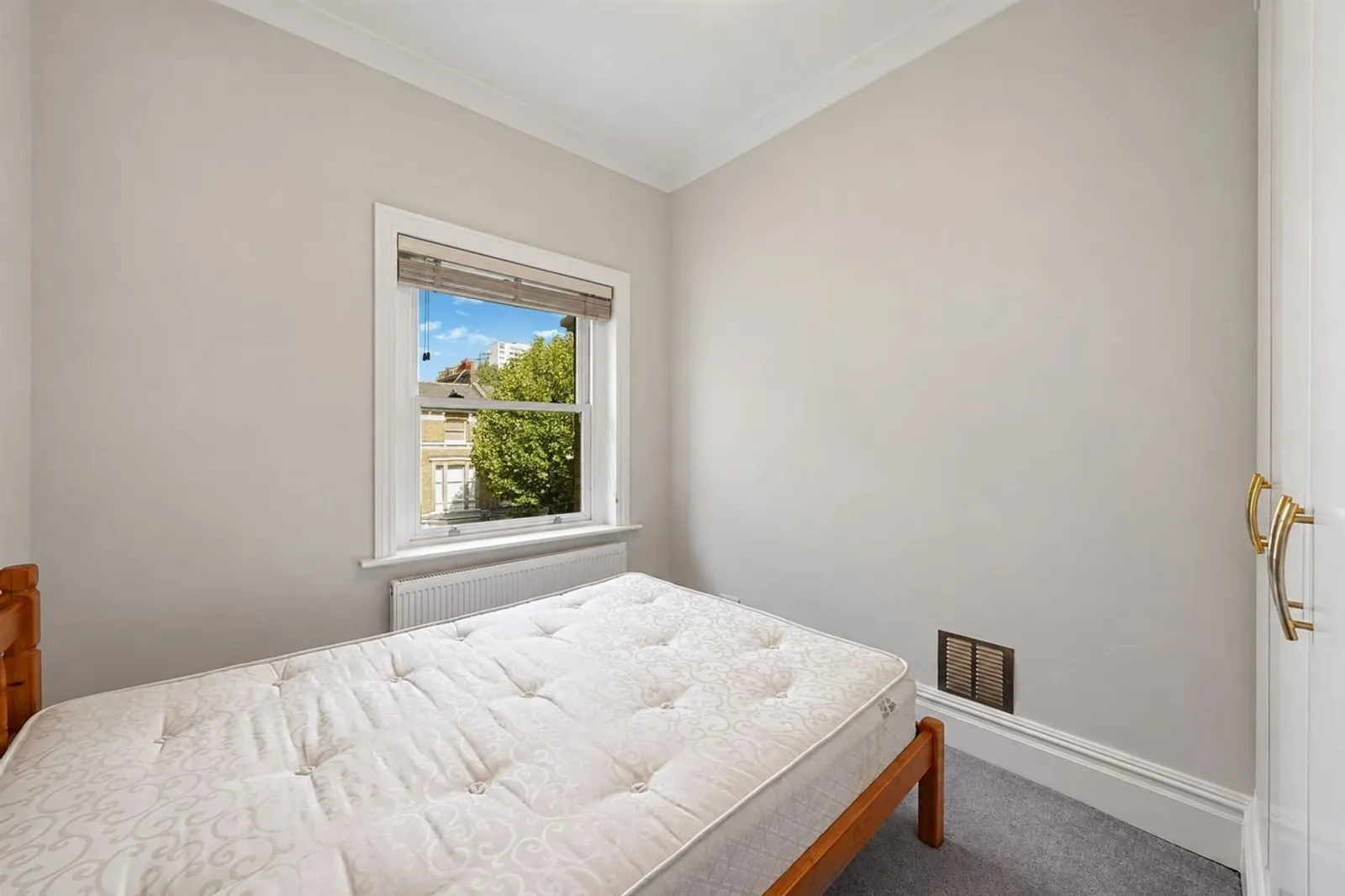 Flat Brondesbury Villas in Greater London