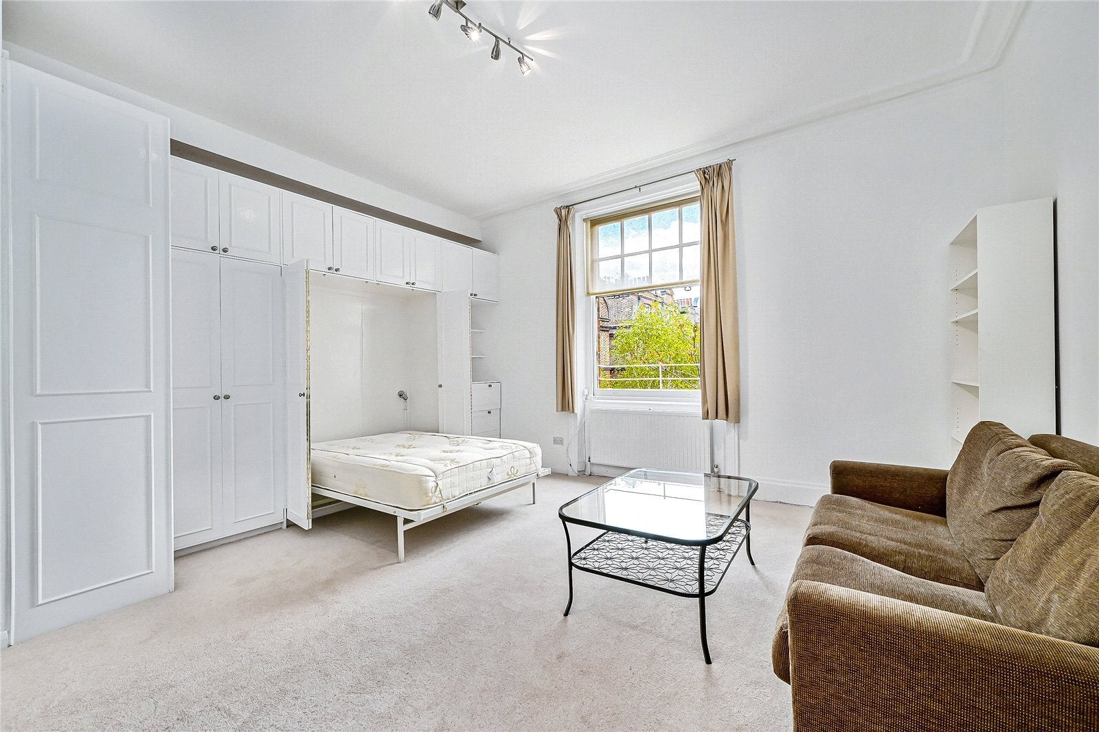 Flat Wetherby Gardens in Greater London