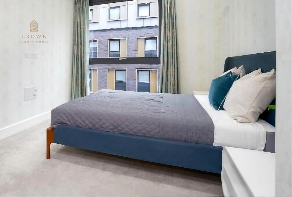Flat Piazza Walk in Greater London