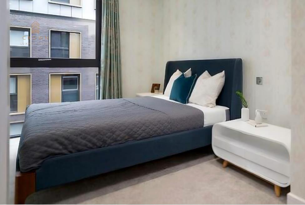 Flat Piazza Walk in Greater London