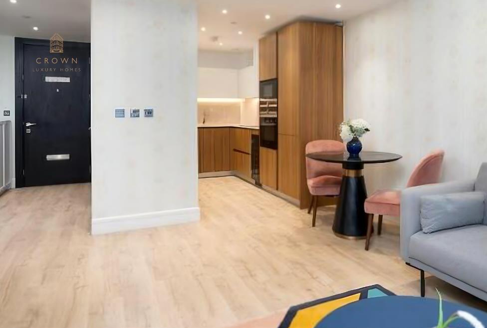 Flat Piazza Walk in Greater London