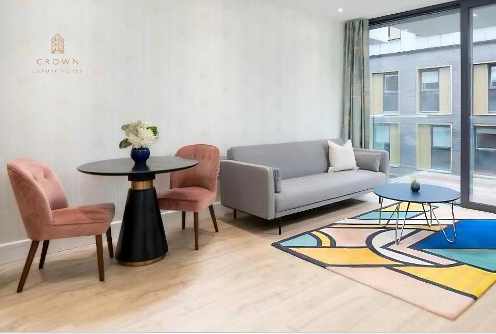 Flat Piazza Walk in Greater London