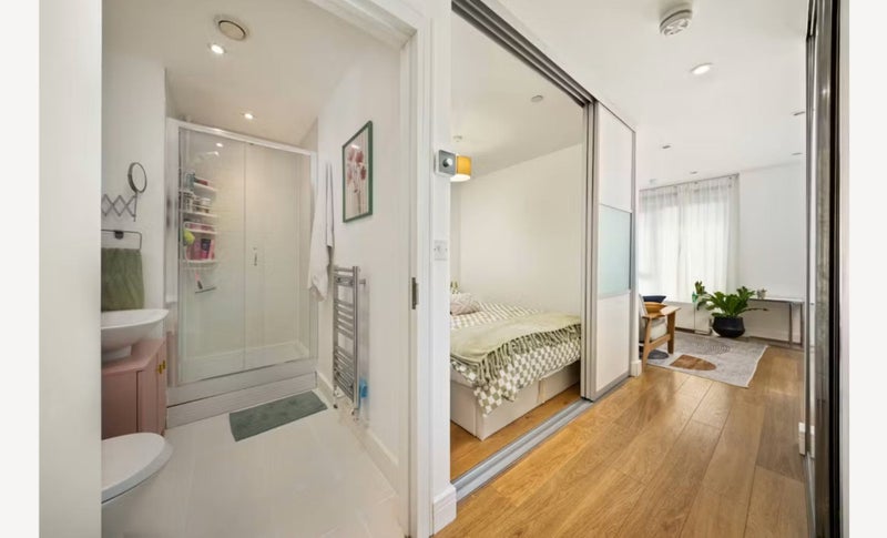 Flat Christian Street in Greater London