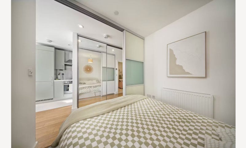 Flat Christian Street in Greater London