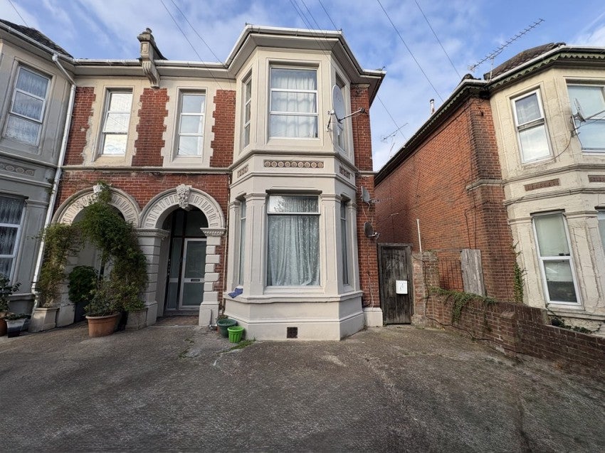 Flat Cranbury Avenue in Southampton