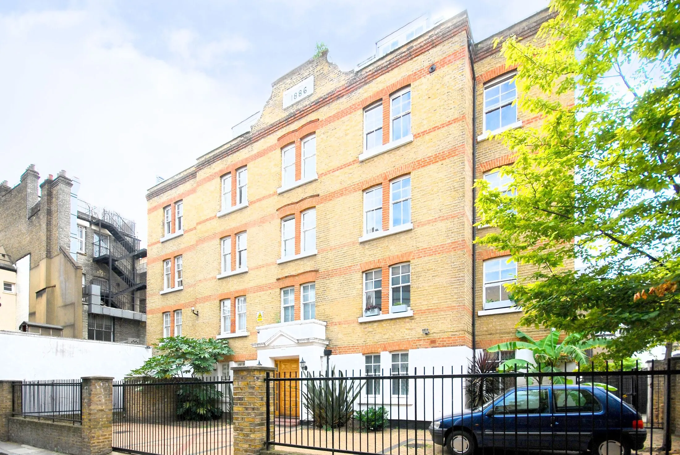 Flat Whitechapel High Street in Greater London