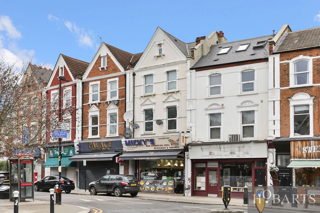 Flat Crescent Road in Greater London