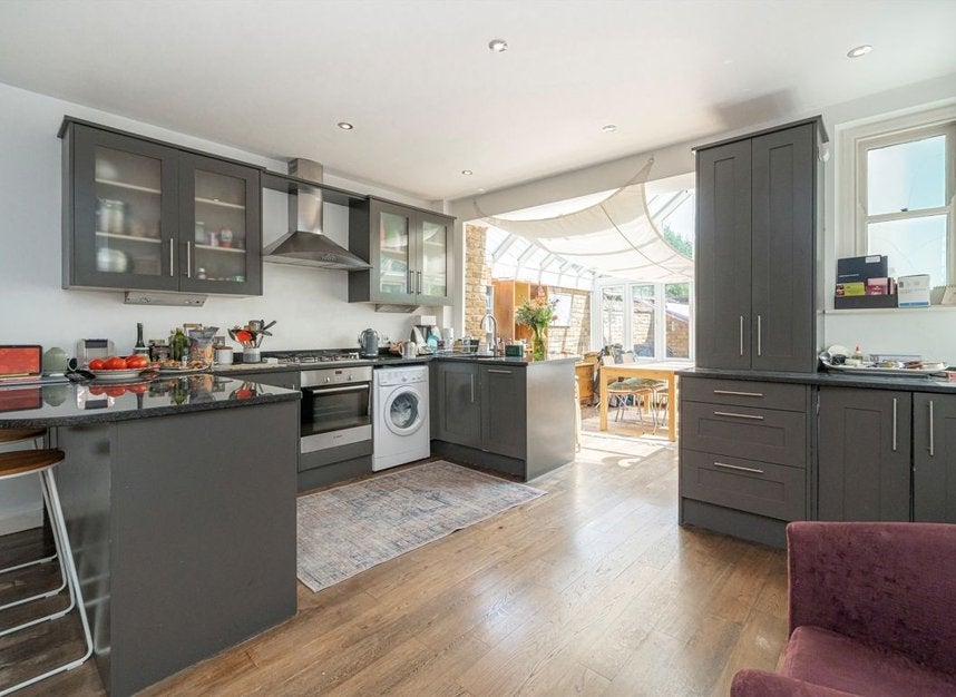 Flat Richmond Road in Greater London