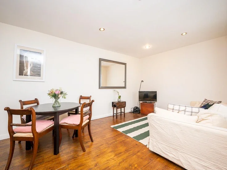 Flat Conway Street in Greater London