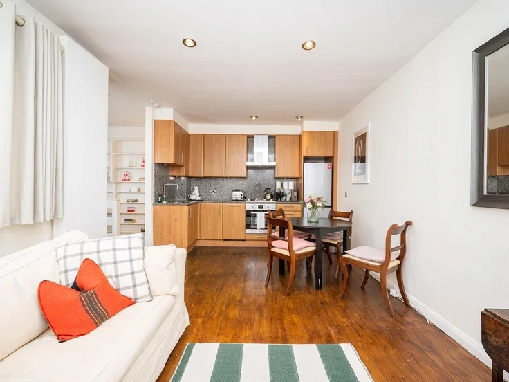 Flat Conway Street in Greater London